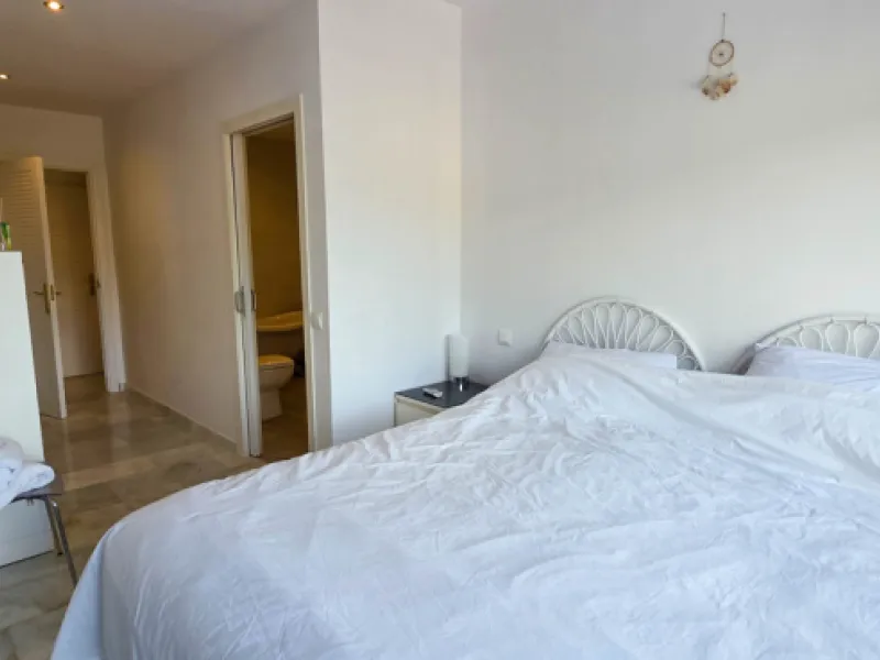 Set on the front line of La Duquesa's golf course, this south-facing semi-detached bungalow combines space, sustainability, and location in one irresistible package. Offering five bedrooms, all with ensuite bathrooms, this is a home designed for comfortab