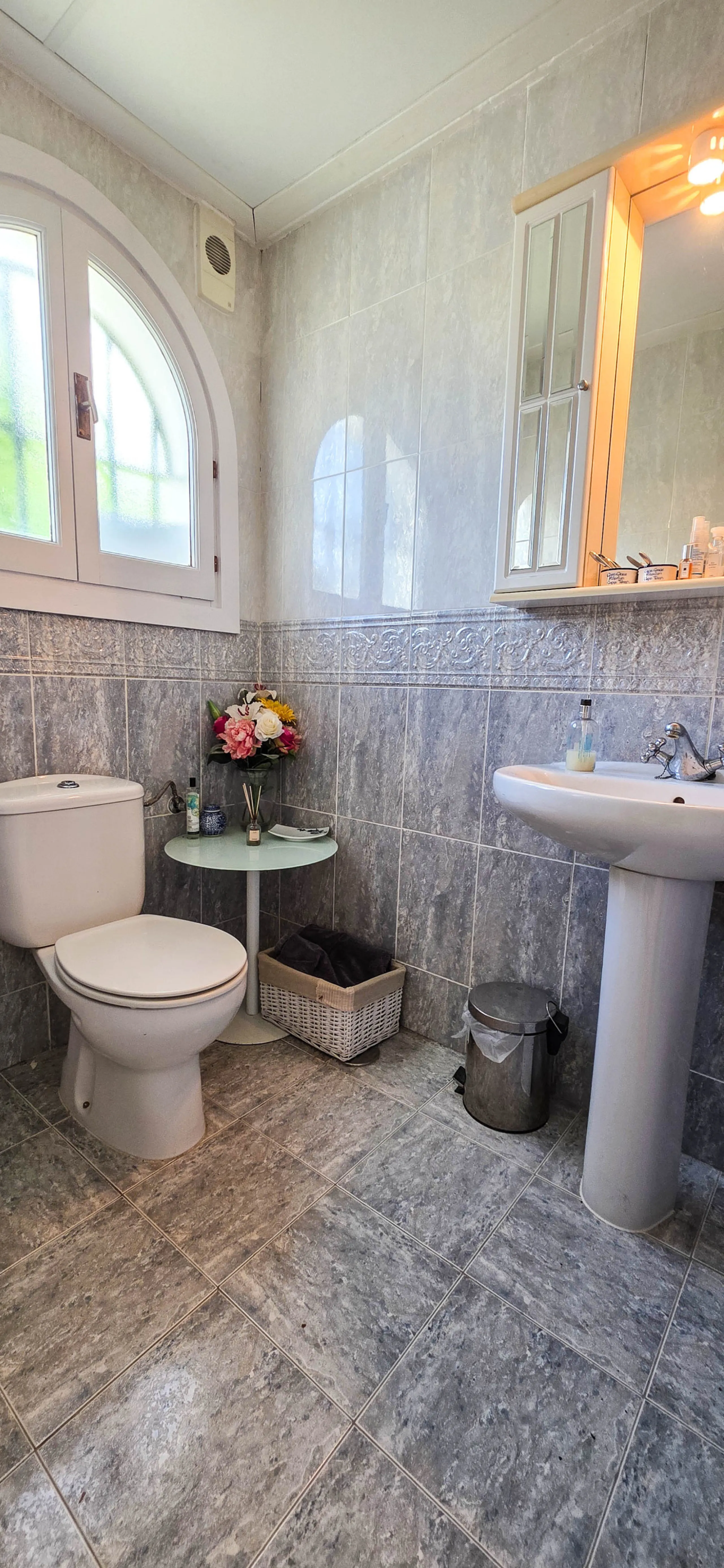 Set on the front line of La Duquesa's golf course, this south-facing semi-detached bungalow combines space, sustainability, and location in one irresistible package. Offering five bedrooms, all with ensuite bathrooms, this is a home designed for comfortab