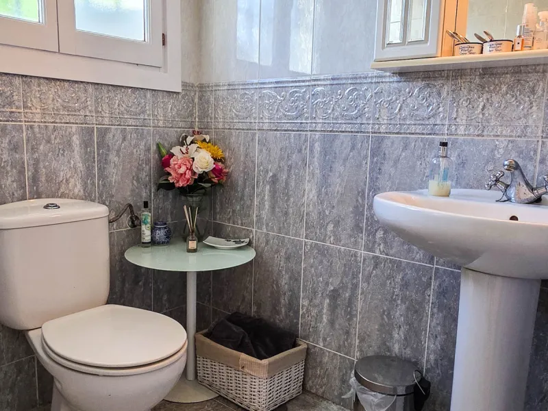 Set on the front line of La Duquesa's golf course, this south-facing semi-detached bungalow combines space, sustainability, and location in one irresistible package. Offering five bedrooms, all with ensuite bathrooms, this is a home designed for comfortab