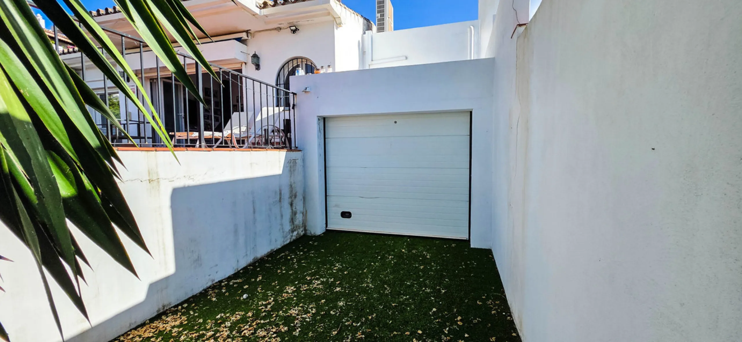 Set on the front line of La Duquesa's golf course, this south-facing semi-detached bungalow combines space, sustainability, and location in one irresistible package. Offering five bedrooms, all with ensuite bathrooms, this is a home designed for comfortab