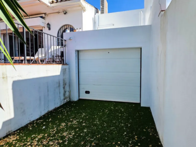 Set on the front line of La Duquesa's golf course, this south-facing semi-detached bungalow combines space, sustainability, and location in one irresistible package. Offering five bedrooms, all with ensuite bathrooms, this is a home designed for comfortab