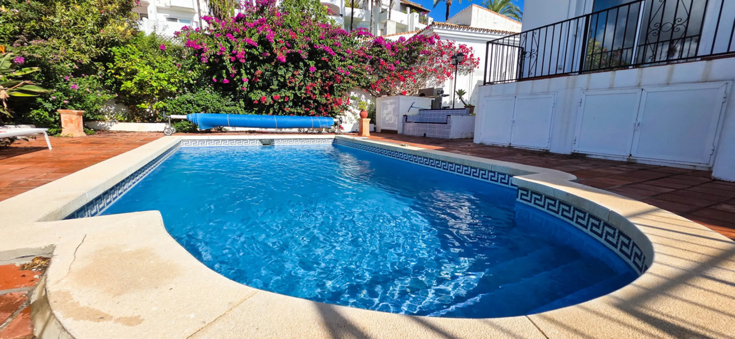 Set on the front line of La Duquesa's golf course, this south-facing semi-detached bungalow combines space, sustainability, and location in one irresistible package. Offering five bedrooms, all with ensuite bathrooms, this is a home designed for comfortab