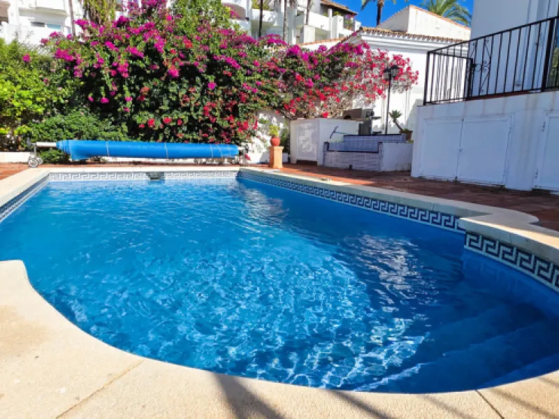 Set on the front line of La Duquesa's golf course, this south-facing semi-detached bungalow combines space, sustainability, and location in one irresistible package. Offering five bedrooms, all with ensuite bathrooms, this is a home designed for comfortab