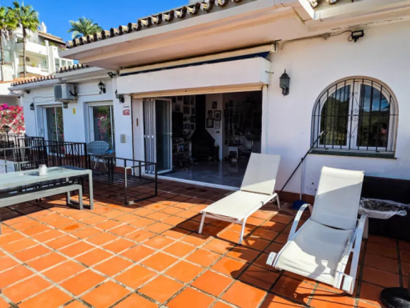 Set on the front line of La Duquesa's golf course, this south-facing semi-detached bungalow combines space, sustainability, and location in one irresistible package. Offering five bedrooms, all with ensuite bathrooms, this is a home designed for comfortab
