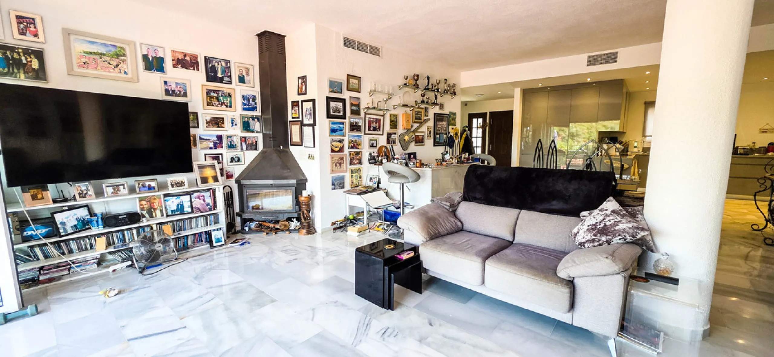 Set on the front line of La Duquesa's golf course, this south-facing semi-detached bungalow combines space, sustainability, and location in one irresistible package. Offering five bedrooms, all with ensuite bathrooms, this is a home designed for comfortab