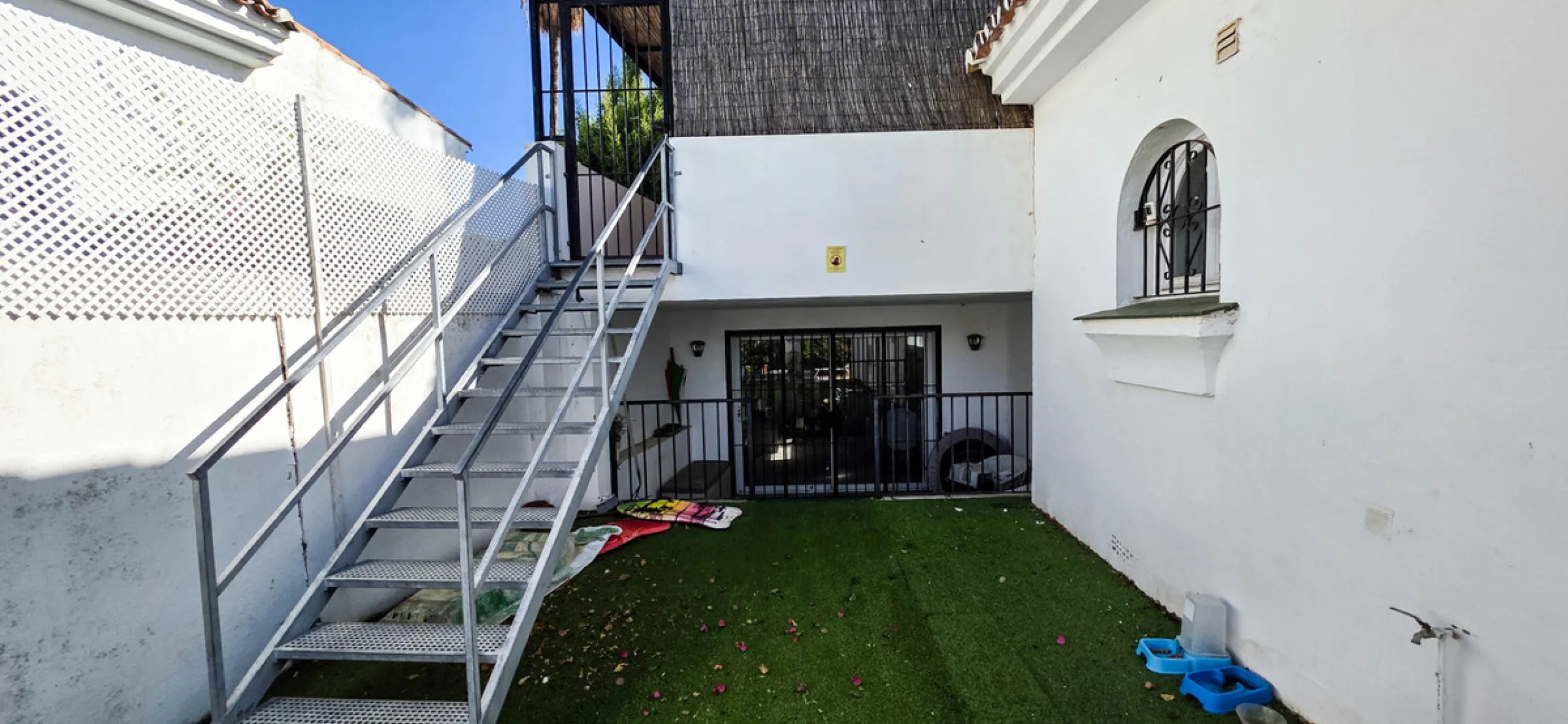 Set on the front line of La Duquesa's golf course, this south-facing semi-detached bungalow combines space, sustainability, and location in one irresistible package. Offering five bedrooms, all with ensuite bathrooms, this is a home designed for comfortab