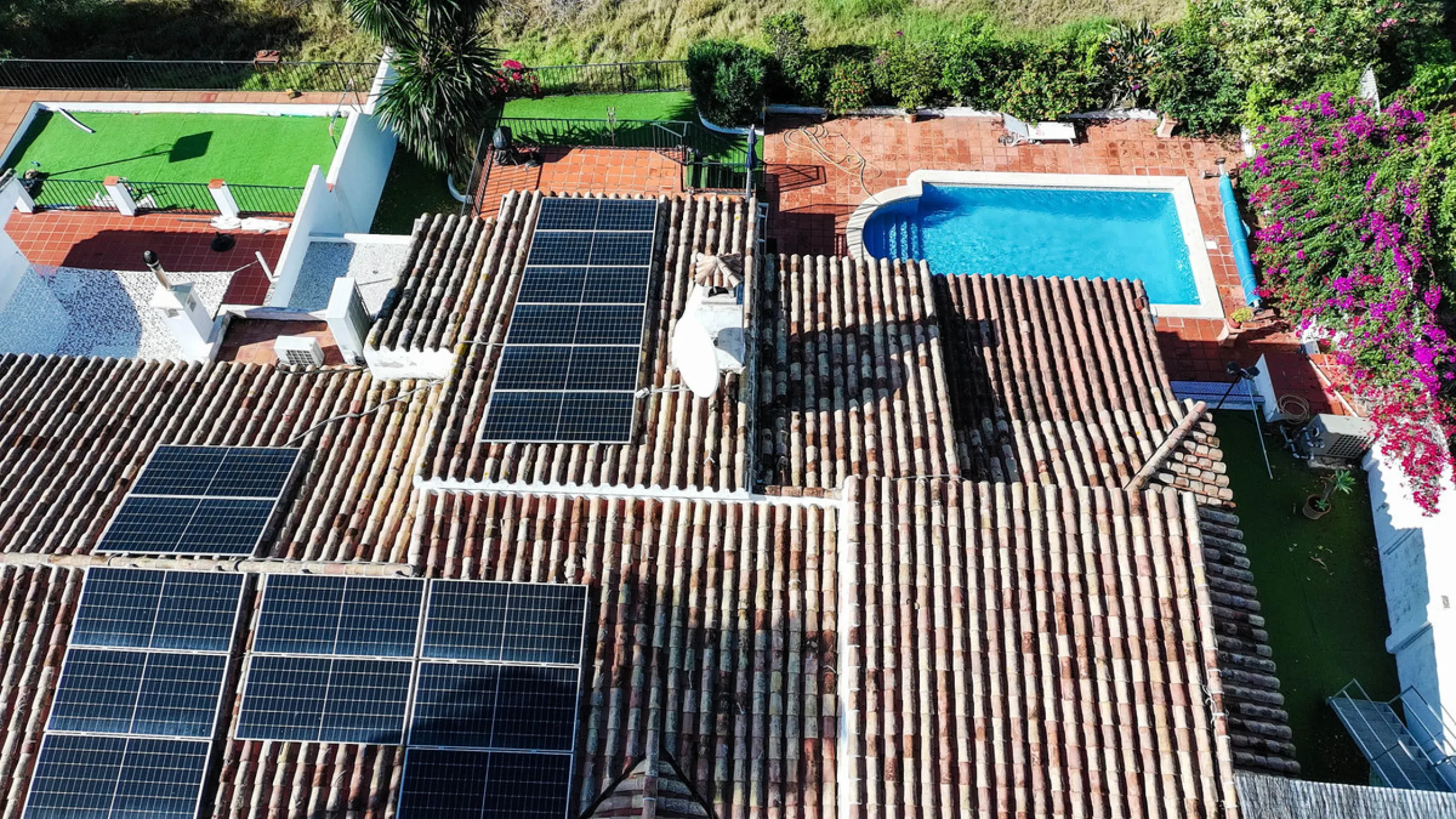 Set on the front line of La Duquesa's golf course, this south-facing semi-detached bungalow combines space, sustainability, and location in one irresistible package. Offering five bedrooms, all with ensuite bathrooms, this is a home designed for comfortab