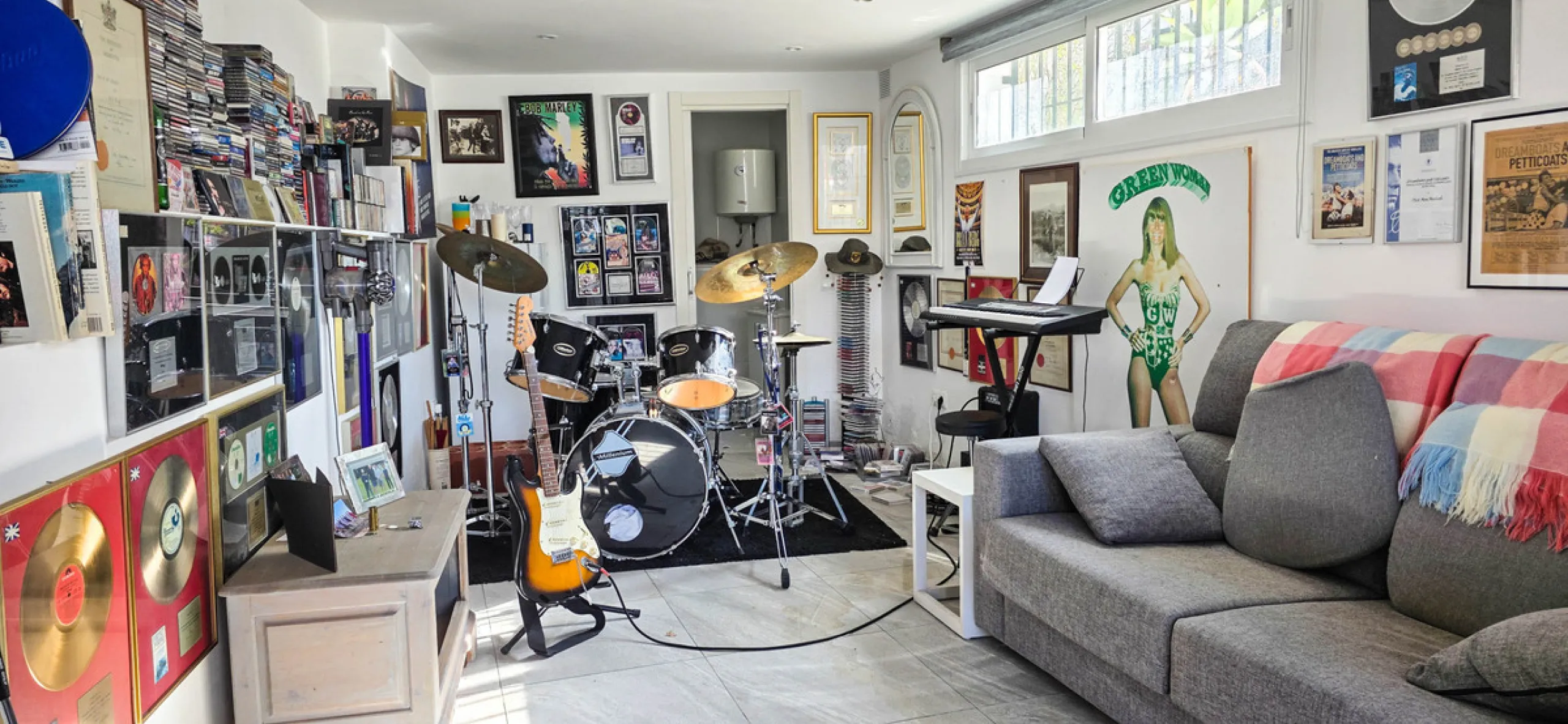 Set on the front line of La Duquesa's golf course, this south-facing semi-detached bungalow combines space, sustainability, and location in one irresistible package. Offering five bedrooms, all with ensuite bathrooms, this is a home designed for comfortab