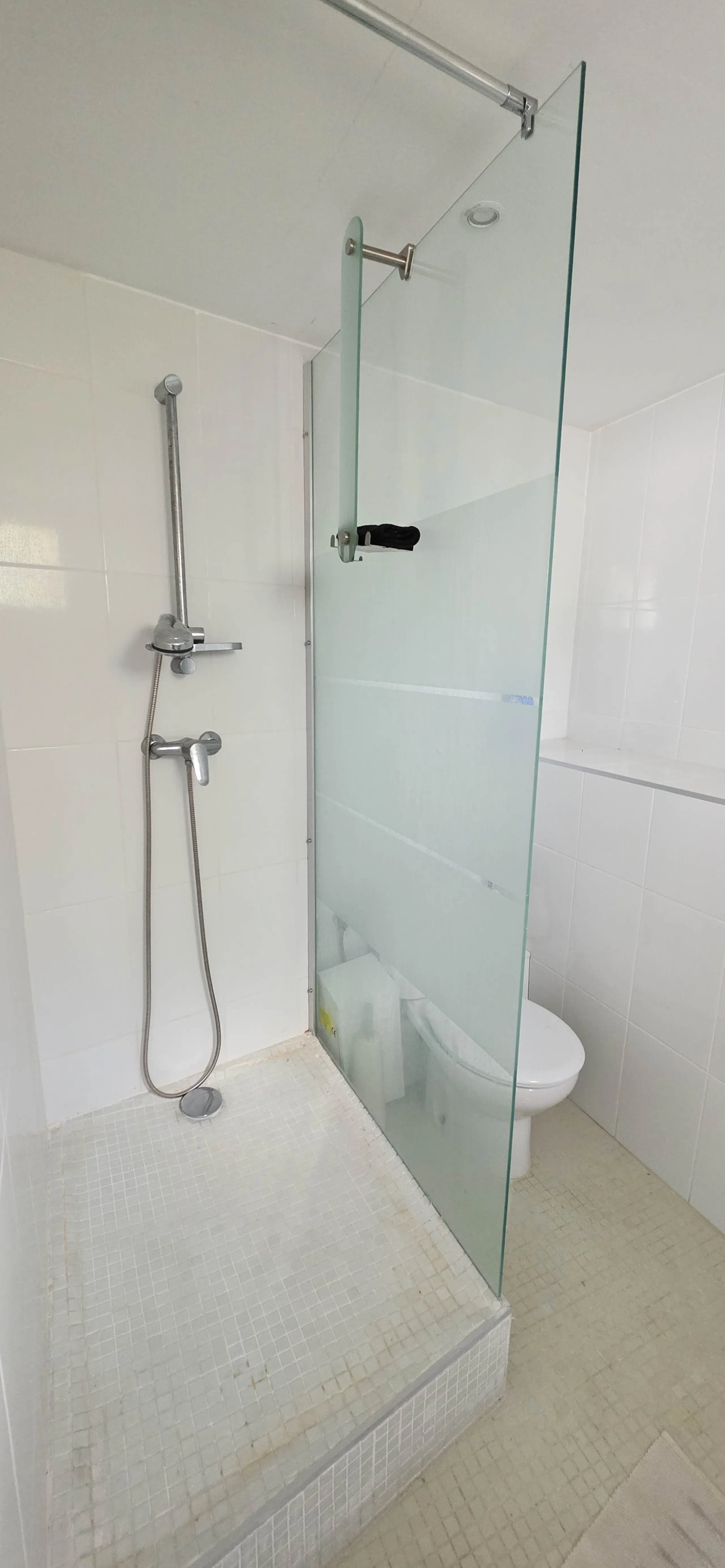 Set on the front line of La Duquesa's golf course, this south-facing semi-detached bungalow combines space, sustainability, and location in one irresistible package. Offering five bedrooms, all with ensuite bathrooms, this is a home designed for comfortab