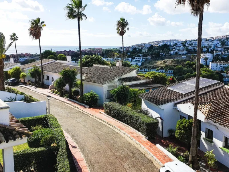 Set on the front line of La Duquesa's golf course, this south-facing semi-detached bungalow combines space, sustainability, and location in one irresistible package. Offering five bedrooms, all with ensuite bathrooms, this is a home designed for comfortab