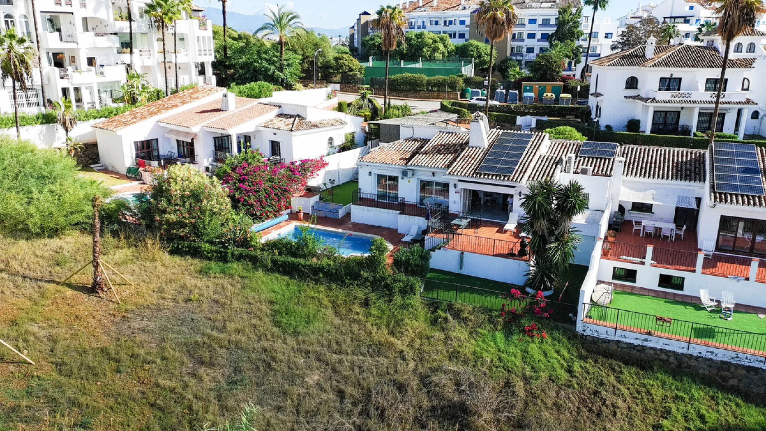 Set on the front line of La Duquesa's golf course, this south-facing semi-detached bungalow combines space, sustainability, and location in one irresistible package. Offering five bedrooms, all with ensuite bathrooms, this is a home designed for comfortab