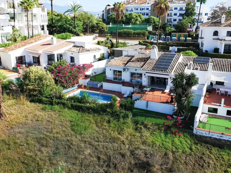Set on the front line of La Duquesa's golf course, this south-facing semi-detached bungalow combines space, sustainability, and location in one irresistible package. Offering five bedrooms, all with ensuite bathrooms, this is a home designed for comfortab