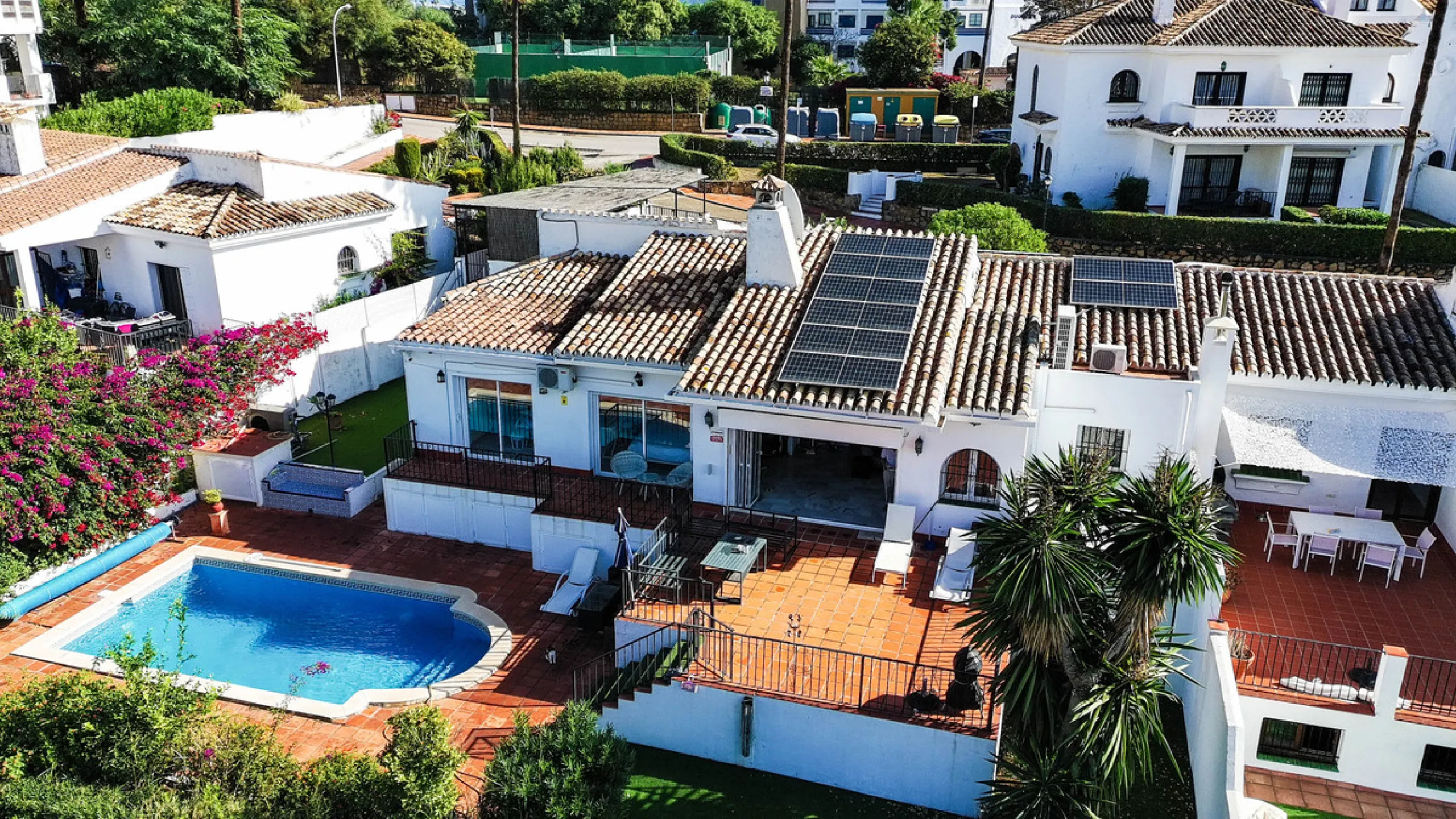Set on the front line of La Duquesa's golf course, this south-facing semi-detached bungalow combines space, sustainability, and location in one irresistible package. Offering five bedrooms, all with ensuite bathrooms, this is a home designed for comfortab