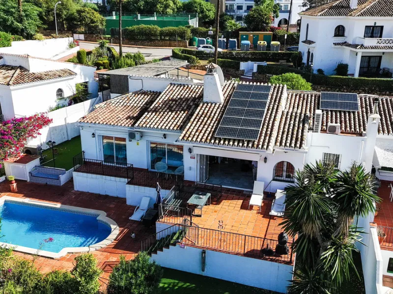 Set on the front line of La Duquesa's golf course, this south-facing semi-detached bungalow combines space, sustainability, and location in one irresistible package. Offering five bedrooms, all with ensuite bathrooms, this is a home designed for comfortab
