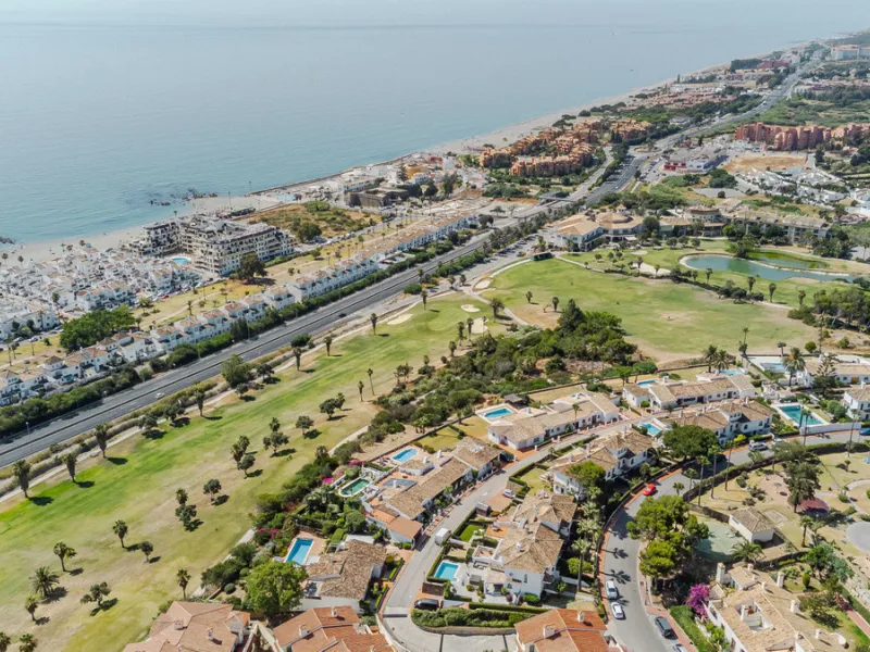 Set on the front line of La Duquesa's golf course, this south-facing semi-detached bungalow combines space, sustainability, and location in one irresistible package. Offering five bedrooms, all with ensuite bathrooms, this is a home designed for comfortab
