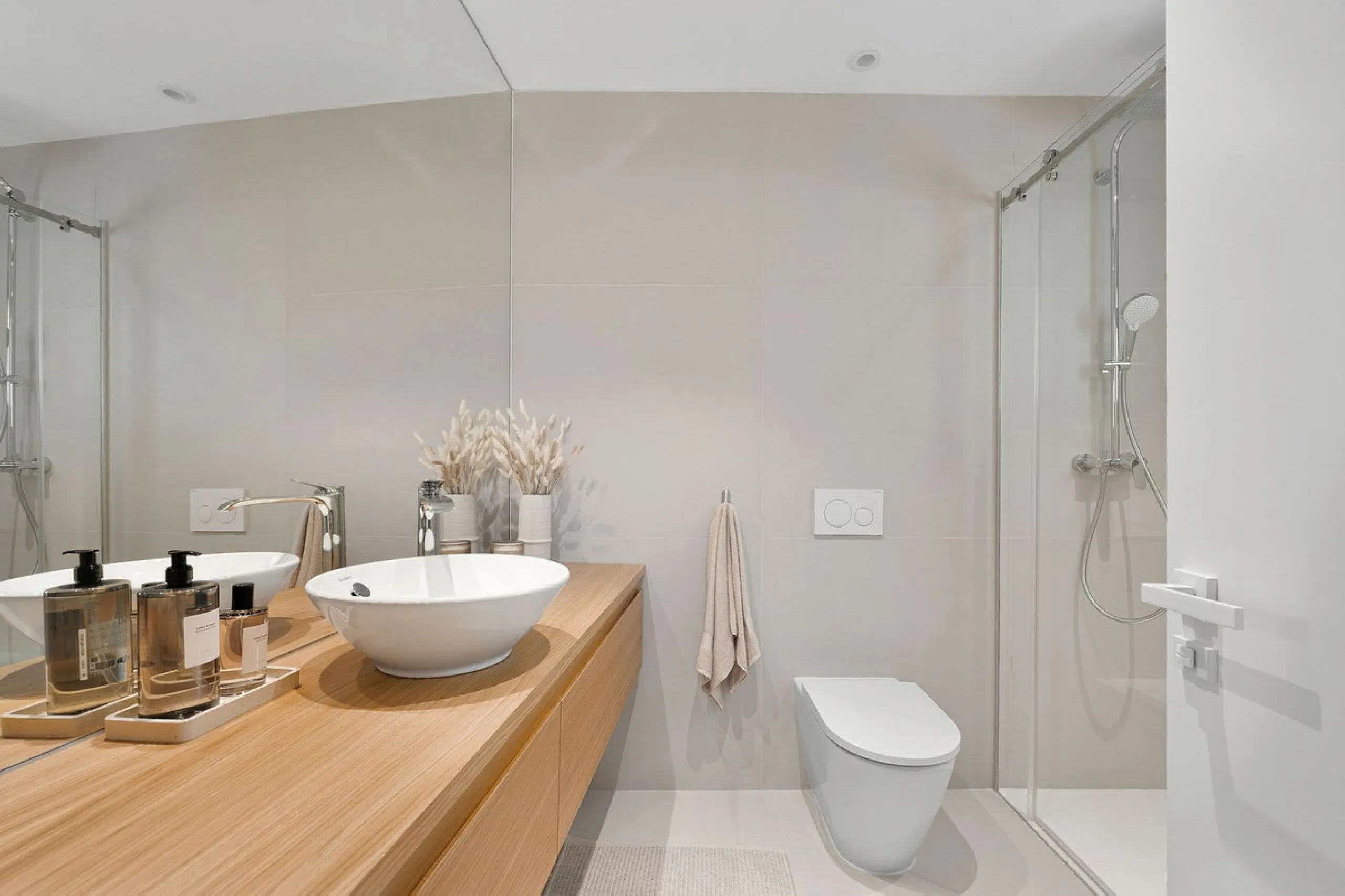 Experience refined coastal living in this brand-new luxury apartment set within the prestigious Higuerón Resort.
