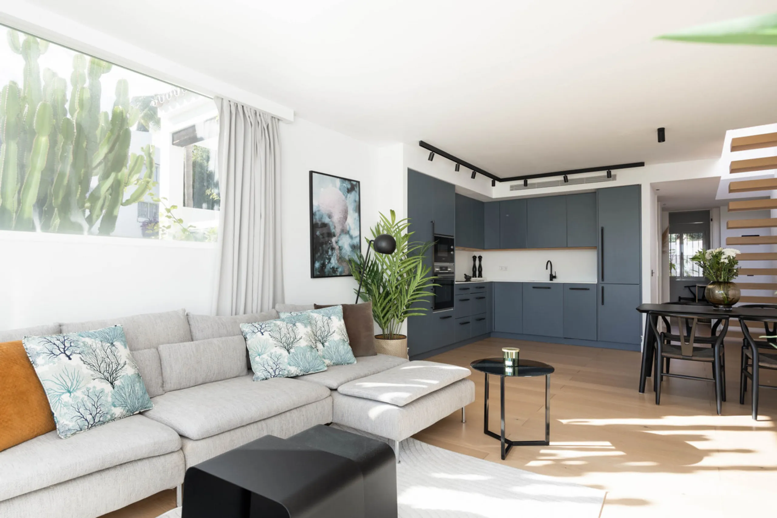 Welcome to this elegant 2-bedroom apartment, ideally positioned on the top floor in the heart of Nueva Andalucía—overlooking the renowned Aloha Golf Course and offering spectacular sea, mountain, and golf views. This thoughtfully renovated home combines m