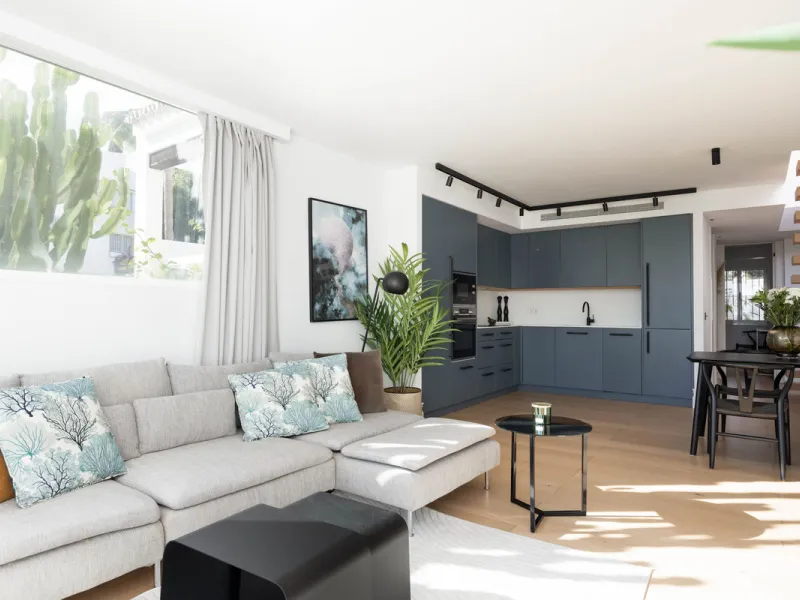 Welcome to this elegant 2-bedroom apartment, ideally positioned on the top floor in the heart of Nueva Andalucía—overlooking the renowned Aloha Golf Course and offering spectacular sea, mountain, and golf views. This thoughtfully renovated home combines m