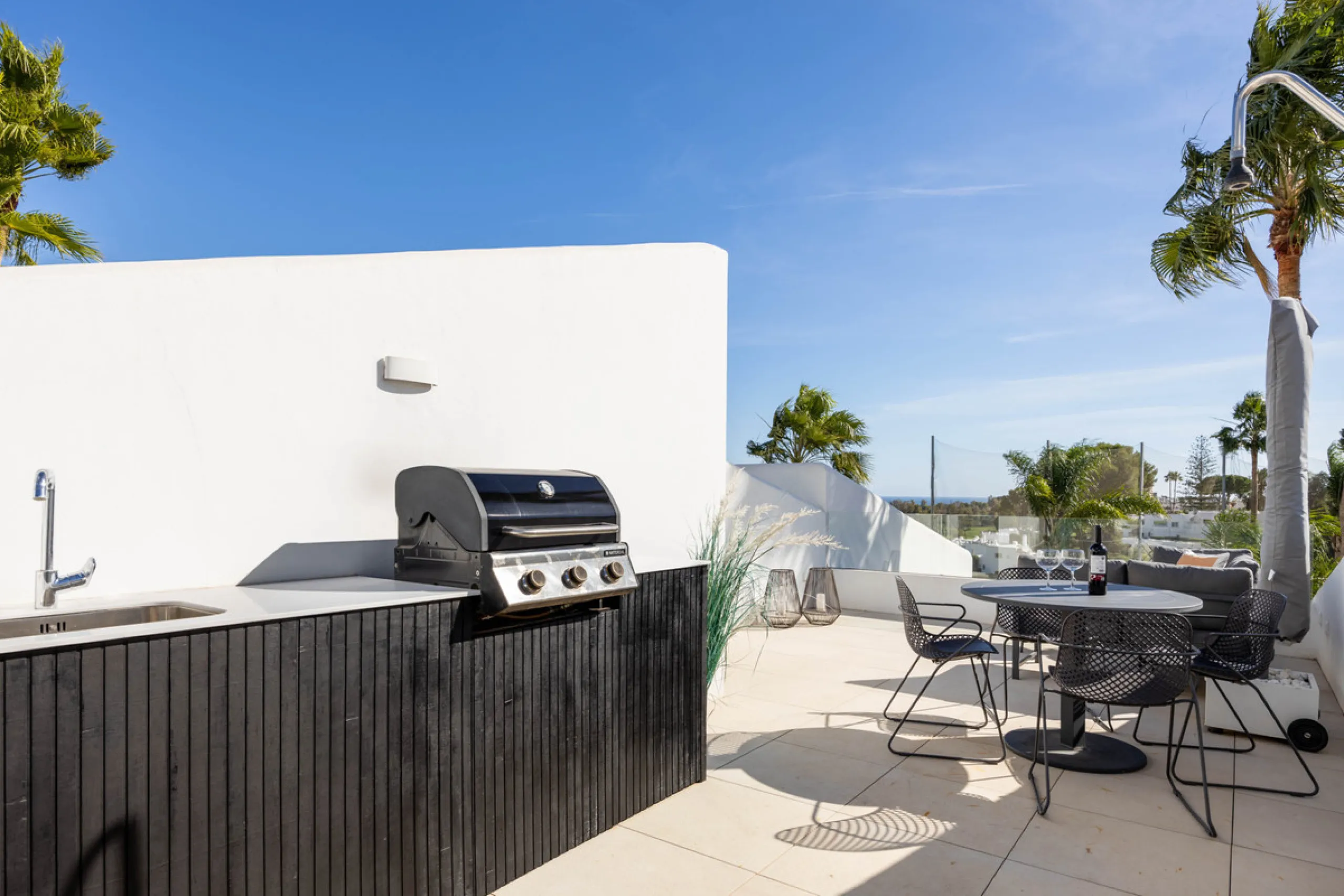Welcome to this elegant 2-bedroom apartment, ideally positioned on the top floor in the heart of Nueva Andalucía—overlooking the renowned Aloha Golf Course and offering spectacular sea, mountain, and golf views. This thoughtfully renovated home combines m