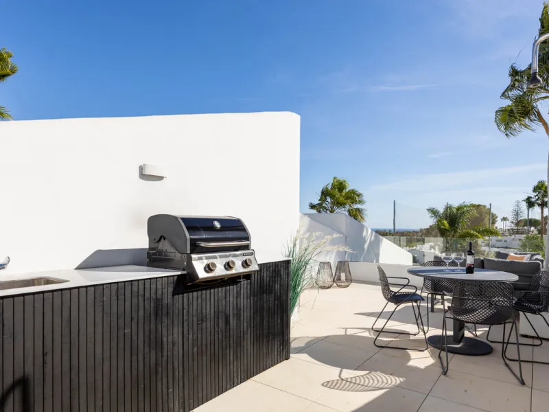 Welcome to this elegant 2-bedroom apartment, ideally positioned on the top floor in the heart of Nueva Andalucía—overlooking the renowned Aloha Golf Course and offering spectacular sea, mountain, and golf views. This thoughtfully renovated home combines m