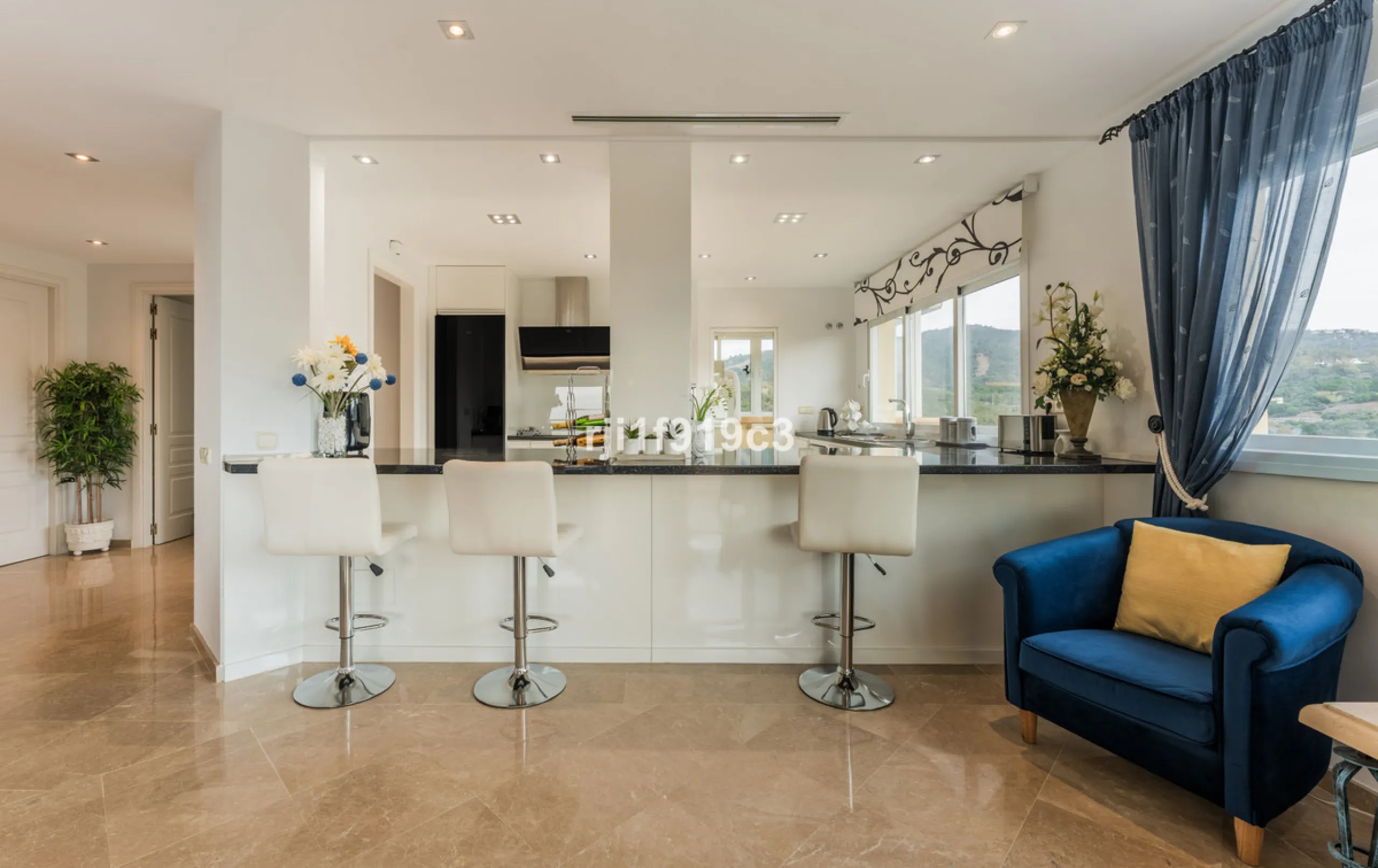 Wunderbares Apartment in der renommierten Wohnanlage Elviria Hills, einer der exklusivsten und begehrtesten Lagen im Osten von Marbella. Dieses elegante Apartment mit 103 m² zeichnet sich durch Großzügigkeit, Helligkeit und ein unvergleichliches Qualitätsniveau aus