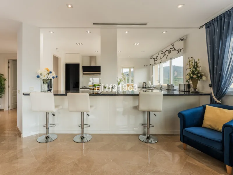 Wunderbares Apartment in der renommierten Wohnanlage Elviria Hills, einer der exklusivsten und begehrtesten Lagen im Osten von Marbella. Dieses elegante Apartment mit 103 m² zeichnet sich durch Großzügigkeit, Helligkeit und ein unvergleichliches Qualitätsniveau aus