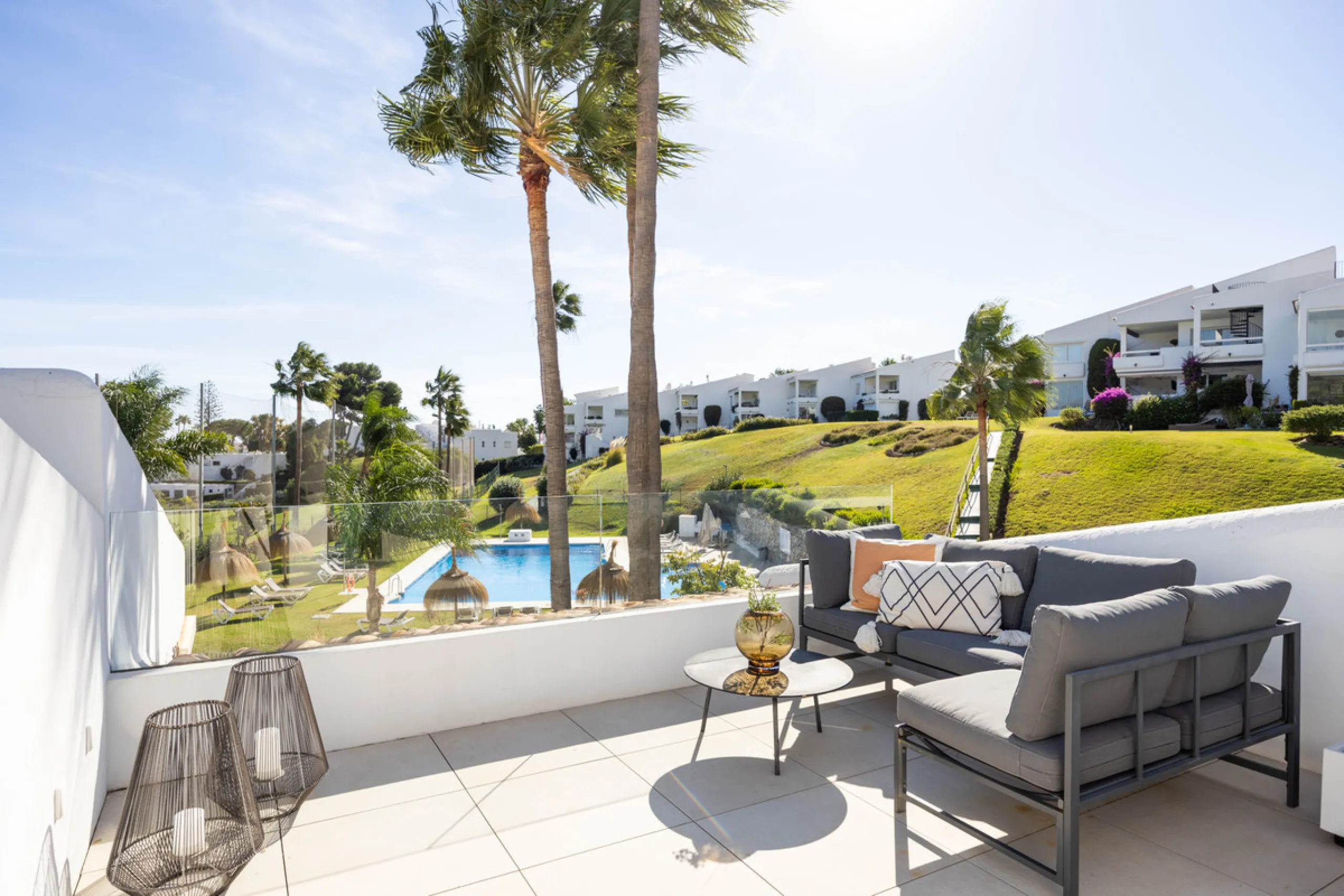 Welcome to this elegant 2-bedroom apartment, ideally positioned on the top floor in the heart of Nueva Andalucía—overlooking the renowned Aloha Golf Course and offering spectacular sea, mountain, and golf views. This thoughtfully renovated home combines m