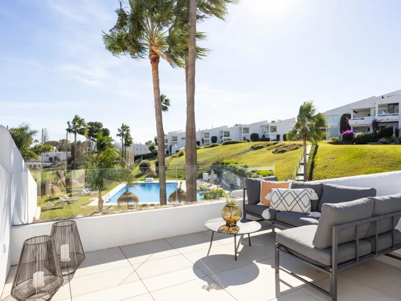 Welcome to this elegant 2-bedroom apartment, ideally positioned on the top floor in the heart of Nueva Andalucía—overlooking the renowned Aloha Golf Course and offering spectacular sea, mountain, and golf views. This thoughtfully renovated home combines m