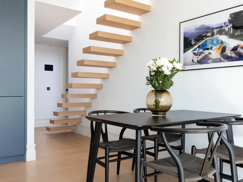 Welcome to this elegant 2-bedroom apartment, ideally positioned on the top floor in the heart of Nueva Andalucía—overlooking the renowned Aloha Golf Course and offering spectacular sea, mountain, and golf views. This thoughtfully renovated home combines m