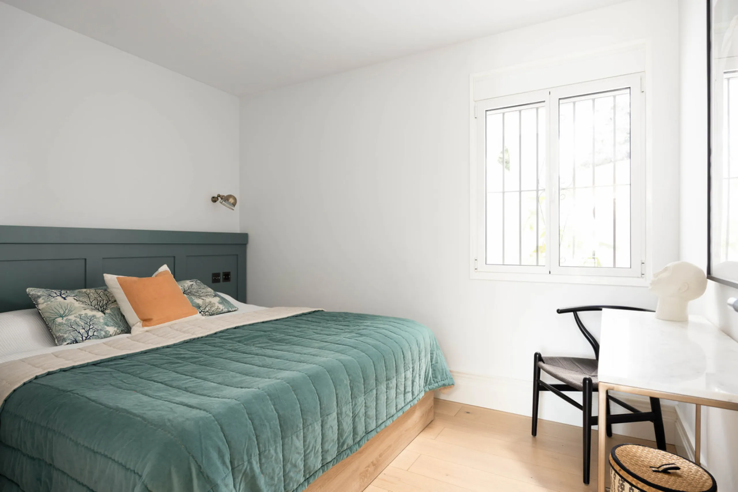 Welcome to this elegant 2-bedroom apartment, ideally positioned on the top floor in the heart of Nueva Andalucía—overlooking the renowned Aloha Golf Course and offering spectacular sea, mountain, and golf views. This thoughtfully renovated home combines m