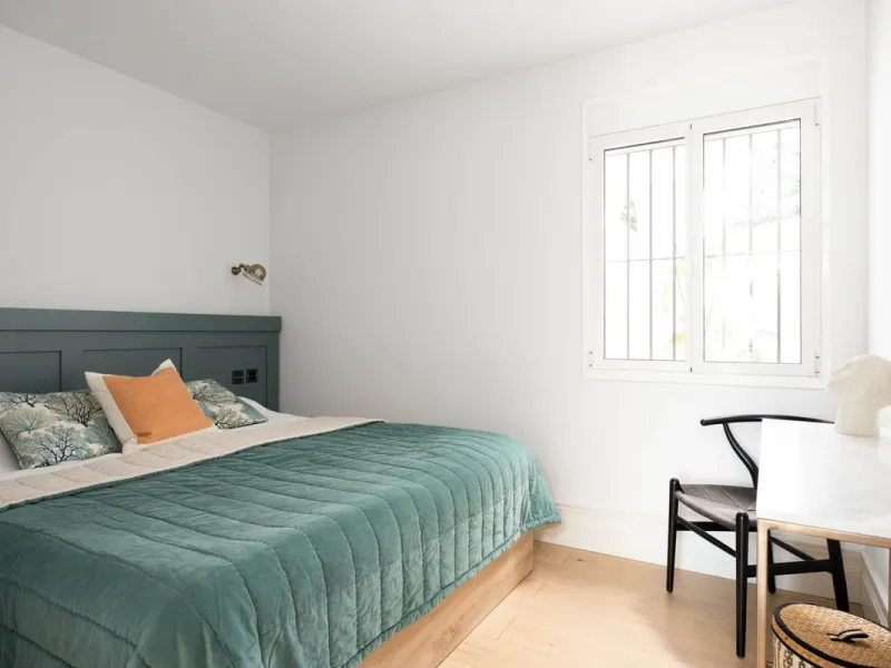 Welcome to this elegant 2-bedroom apartment, ideally positioned on the top floor in the heart of Nueva Andalucía—overlooking the renowned Aloha Golf Course and offering spectacular sea, mountain, and golf views. This thoughtfully renovated home combines m