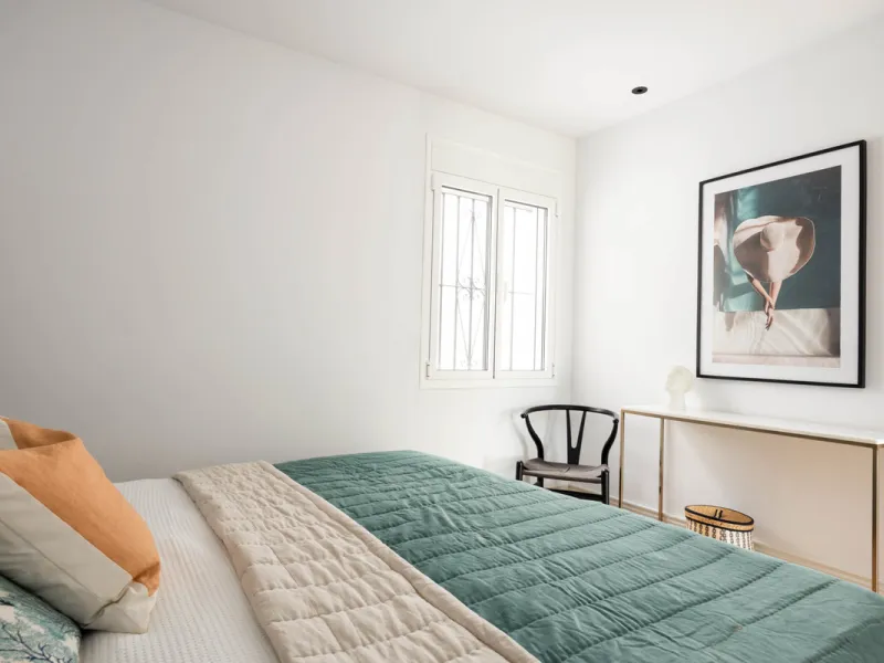 Welcome to this elegant 2-bedroom apartment, ideally positioned on the top floor in the heart of Nueva Andalucía—overlooking the renowned Aloha Golf Course and offering spectacular sea, mountain, and golf views. This thoughtfully renovated home combines m