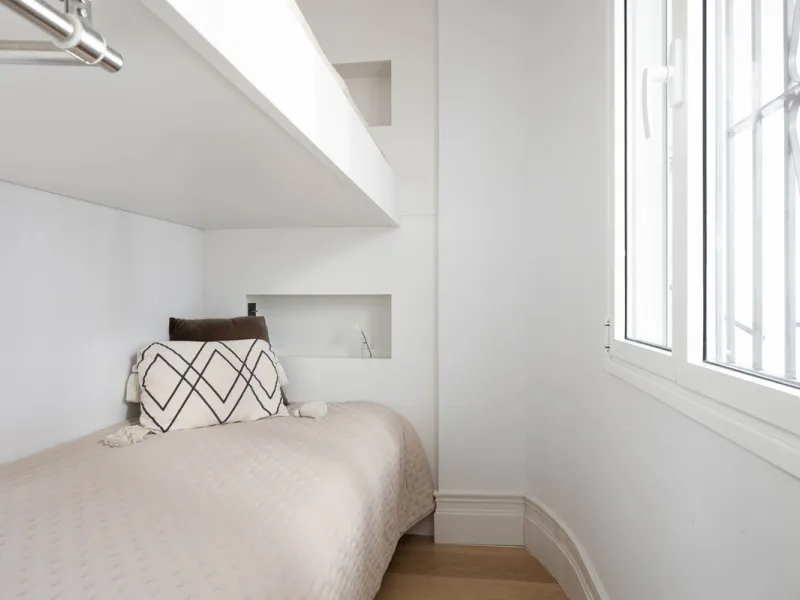 Welcome to this elegant 2-bedroom apartment, ideally positioned on the top floor in the heart of Nueva Andalucía—overlooking the renowned Aloha Golf Course and offering spectacular sea, mountain, and golf views. This thoughtfully renovated home combines m