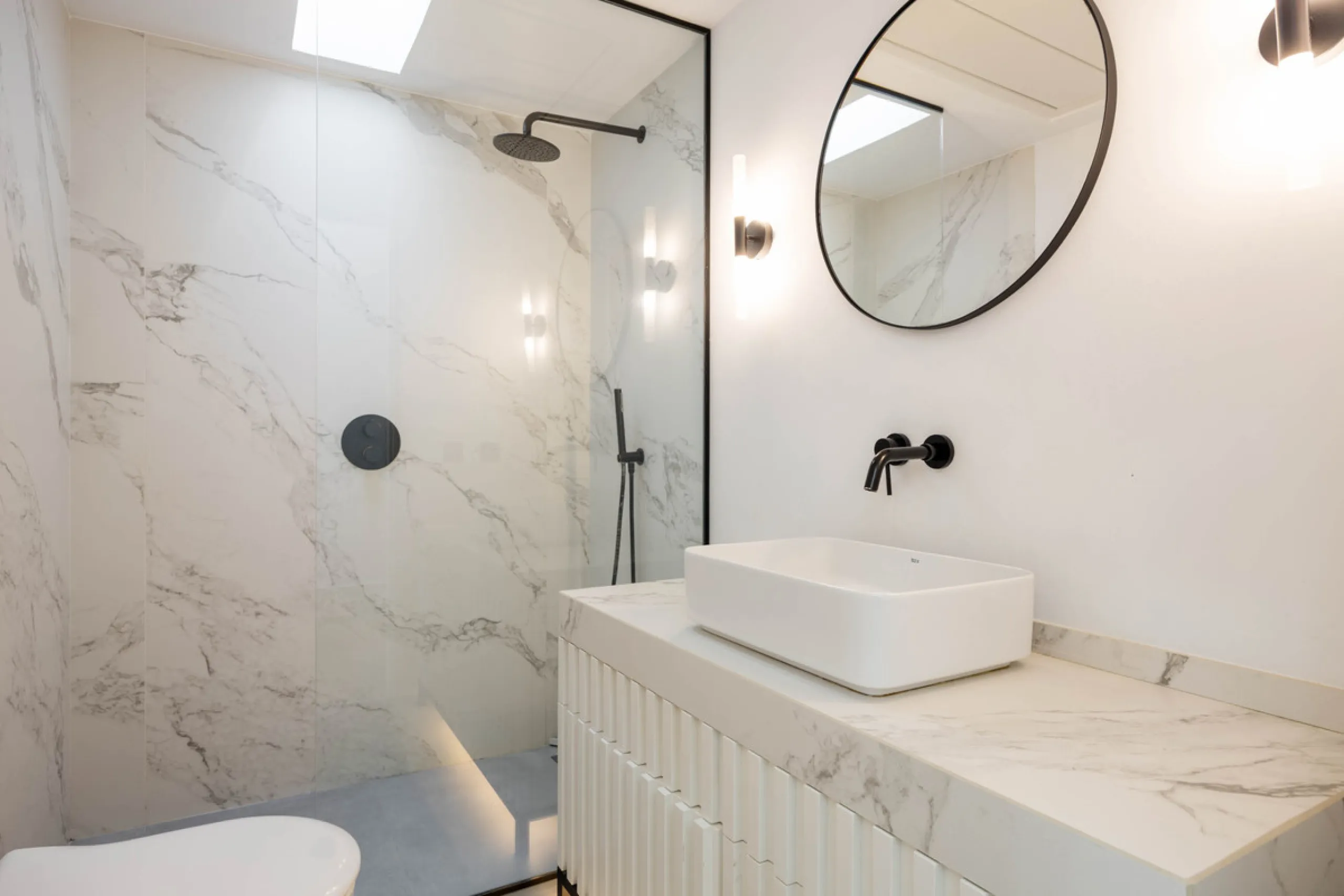 Welcome to this elegant 2-bedroom apartment, ideally positioned on the top floor in the heart of Nueva Andalucía—overlooking the renowned Aloha Golf Course and offering spectacular sea, mountain, and golf views. This thoughtfully renovated home combines m