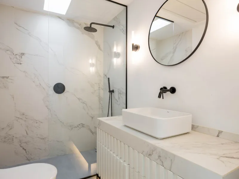 Welcome to this elegant 2-bedroom apartment, ideally positioned on the top floor in the heart of Nueva Andalucía—overlooking the renowned Aloha Golf Course and offering spectacular sea, mountain, and golf views. This thoughtfully renovated home combines m