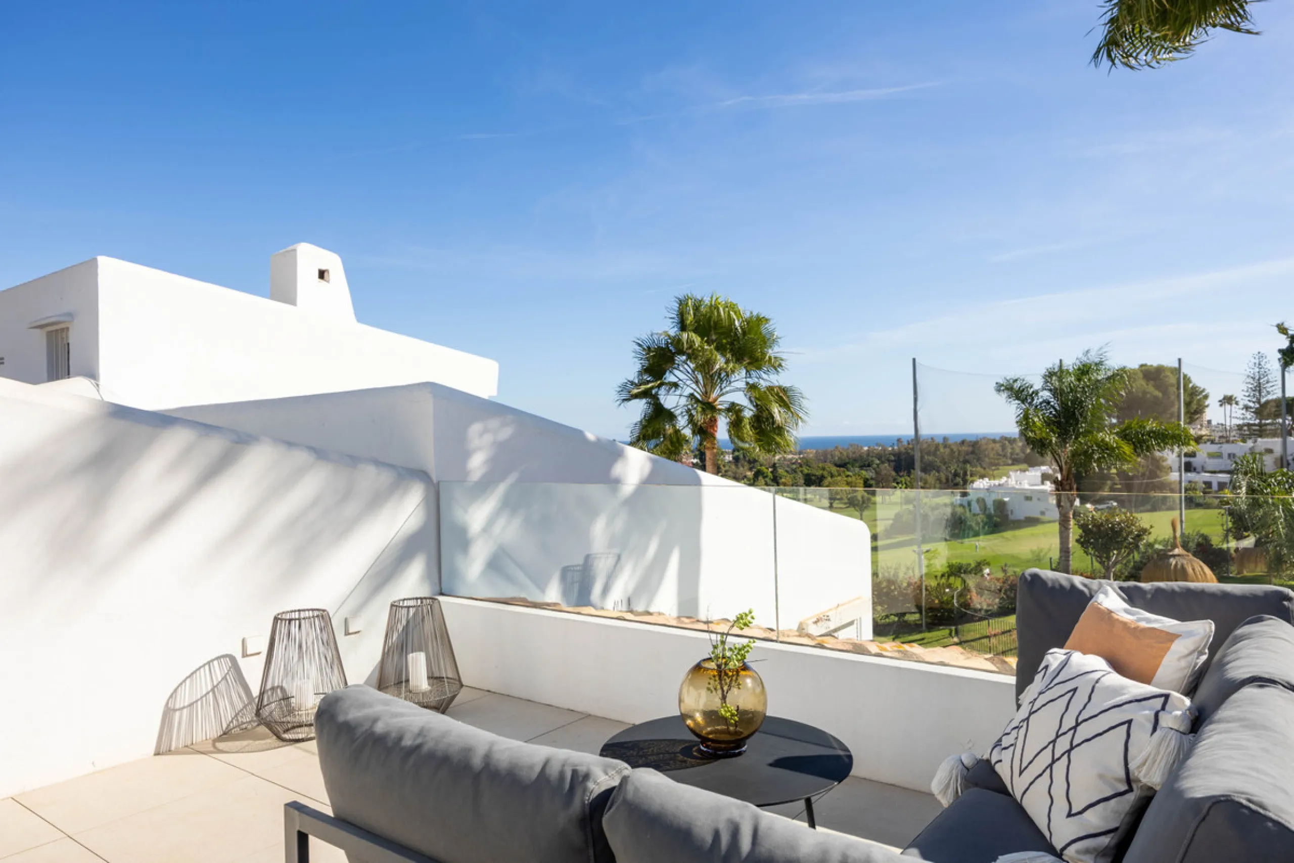 Welcome to this elegant 2-bedroom apartment, ideally positioned on the top floor in the heart of Nueva Andalucía—overlooking the renowned Aloha Golf Course and offering spectacular sea, mountain, and golf views. This thoughtfully renovated home combines m