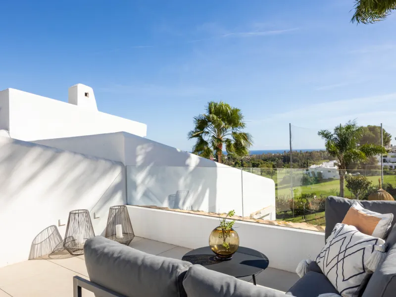 Welcome to this elegant 2-bedroom apartment, ideally positioned on the top floor in the heart of Nueva Andalucía—overlooking the renowned Aloha Golf Course and offering spectacular sea, mountain, and golf views. This thoughtfully renovated home combines m