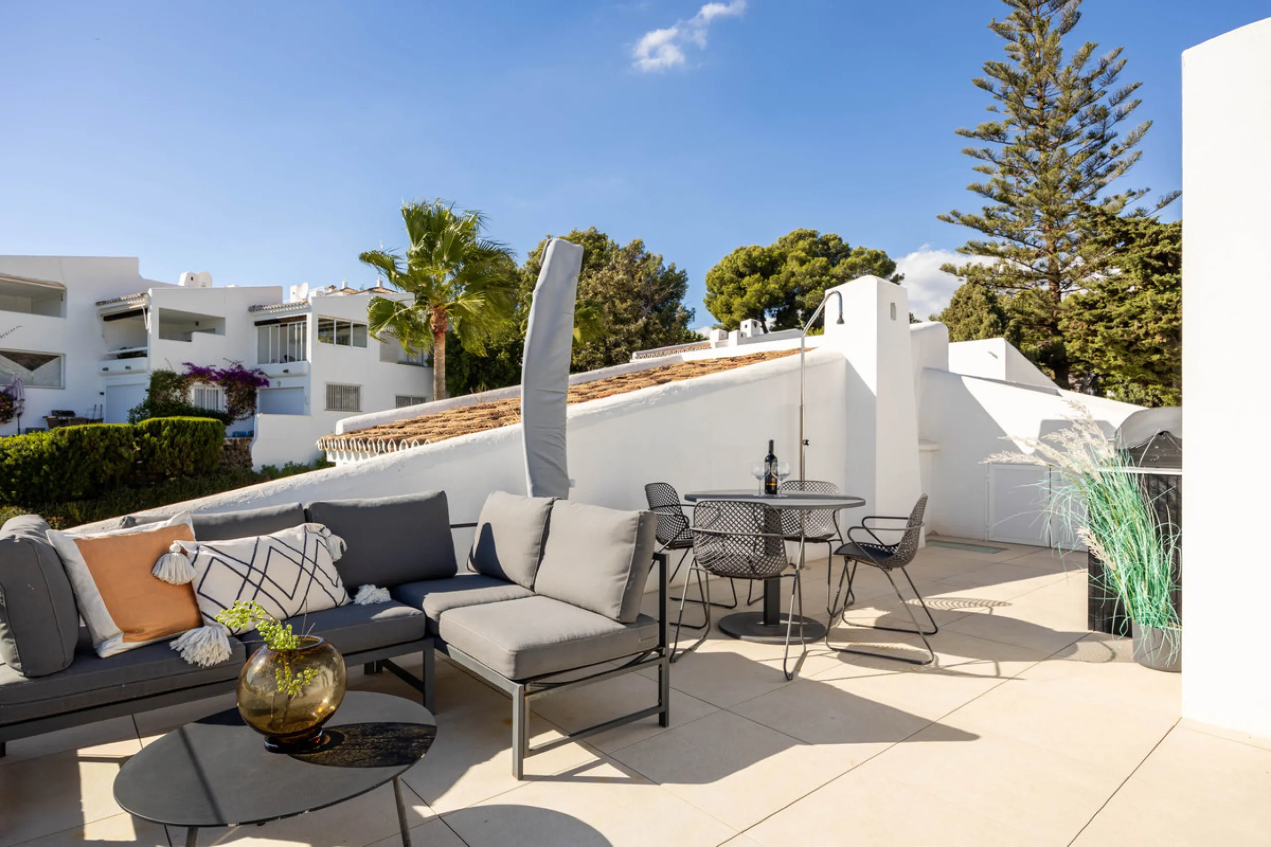Welcome to this elegant 2-bedroom apartment, ideally positioned on the top floor in the heart of Nueva Andalucía—overlooking the renowned Aloha Golf Course and offering spectacular sea, mountain, and golf views. This thoughtfully renovated home combines m