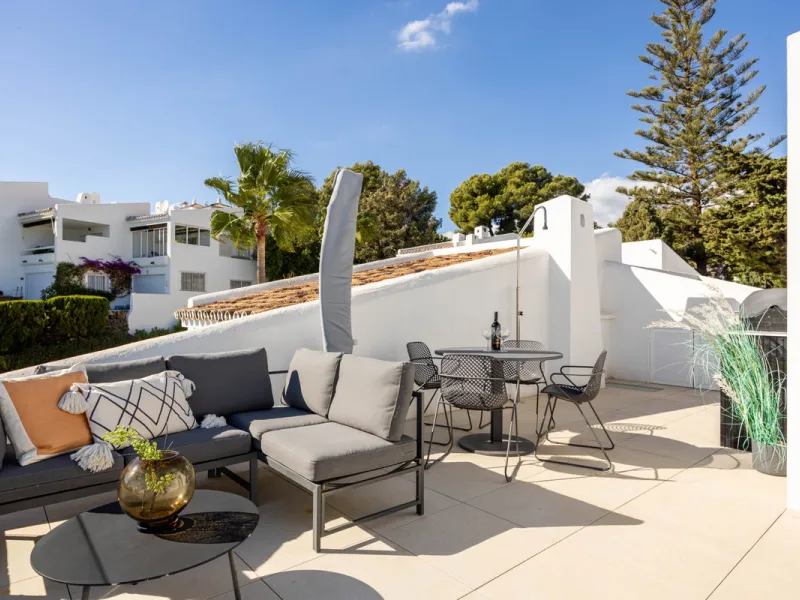 Welcome to this elegant 2-bedroom apartment, ideally positioned on the top floor in the heart of Nueva Andalucía—overlooking the renowned Aloha Golf Course and offering spectacular sea, mountain, and golf views. This thoughtfully renovated home combines m