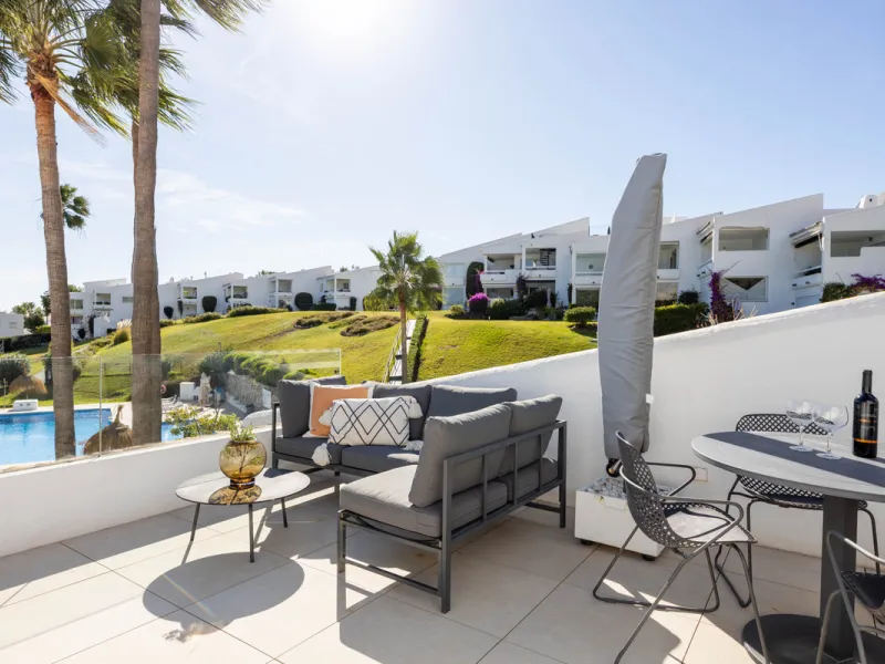 Welcome to this elegant 2-bedroom apartment, ideally positioned on the top floor in the heart of Nueva Andalucía—overlooking the renowned Aloha Golf Course and offering spectacular sea, mountain, and golf views. This thoughtfully renovated home combines m