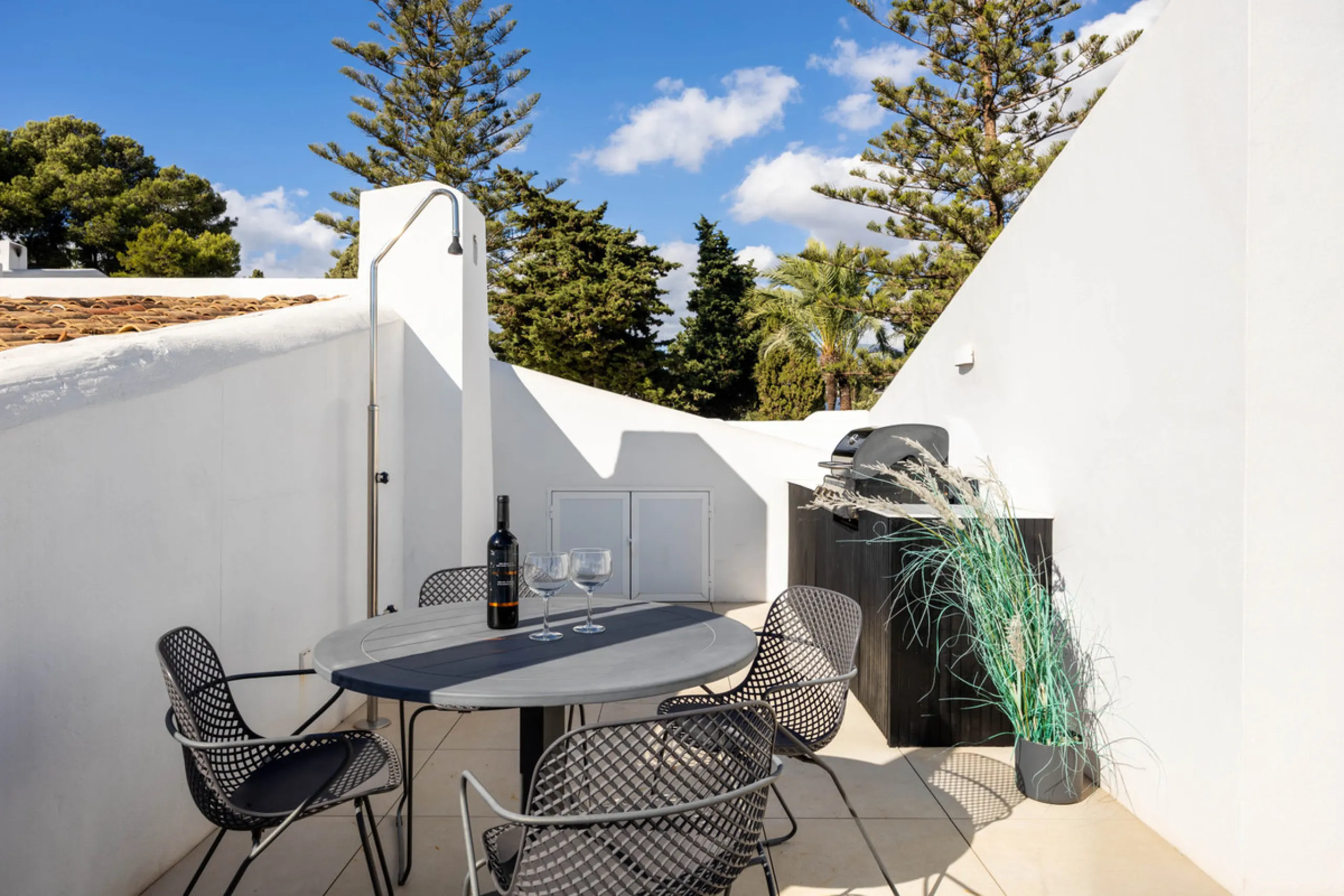 Welcome to this elegant 2-bedroom apartment, ideally positioned on the top floor in the heart of Nueva Andalucía—overlooking the renowned Aloha Golf Course and offering spectacular sea, mountain, and golf views. This thoughtfully renovated home combines m