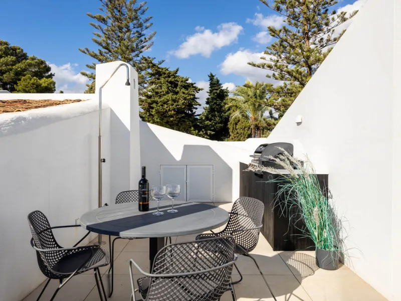 Welcome to this elegant 2-bedroom apartment, ideally positioned on the top floor in the heart of Nueva Andalucía—overlooking the renowned Aloha Golf Course and offering spectacular sea, mountain, and golf views. This thoughtfully renovated home combines m