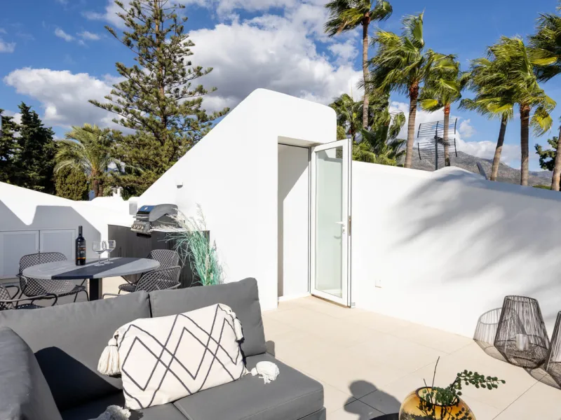 Welcome to this elegant 2-bedroom apartment, ideally positioned on the top floor in the heart of Nueva Andalucía—overlooking the renowned Aloha Golf Course and offering spectacular sea, mountain, and golf views. This thoughtfully renovated home combines m