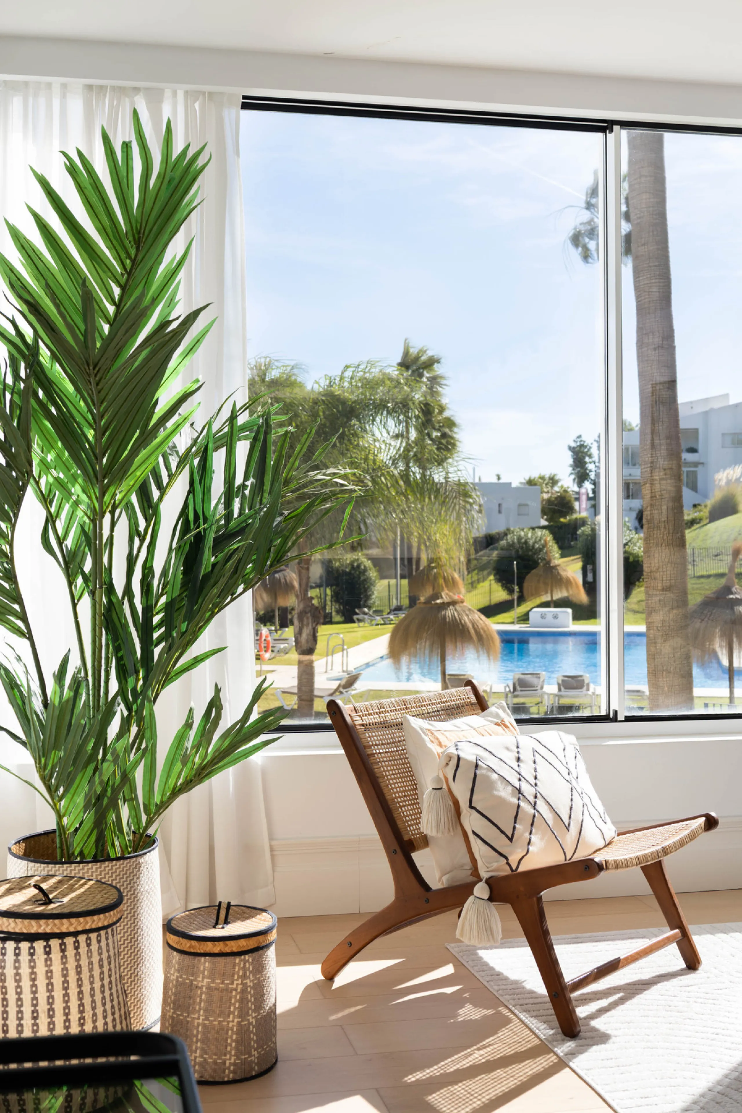Welcome to this elegant 2-bedroom apartment, ideally positioned on the top floor in the heart of Nueva Andalucía—overlooking the renowned Aloha Golf Course and offering spectacular sea, mountain, and golf views. This thoughtfully renovated home combines m