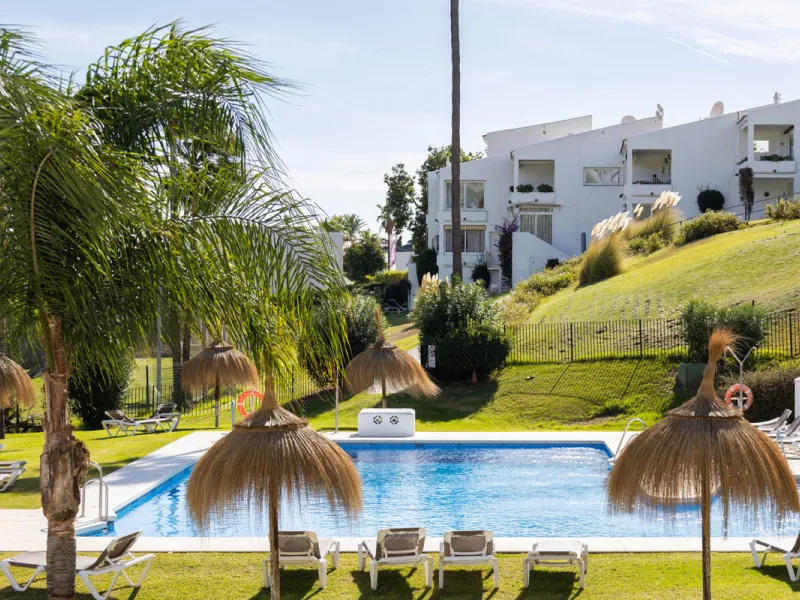 Welcome to this elegant 2-bedroom apartment, ideally positioned on the top floor in the heart of Nueva Andalucía—overlooking the renowned Aloha Golf Course and offering spectacular sea, mountain, and golf views. This thoughtfully renovated home combines m