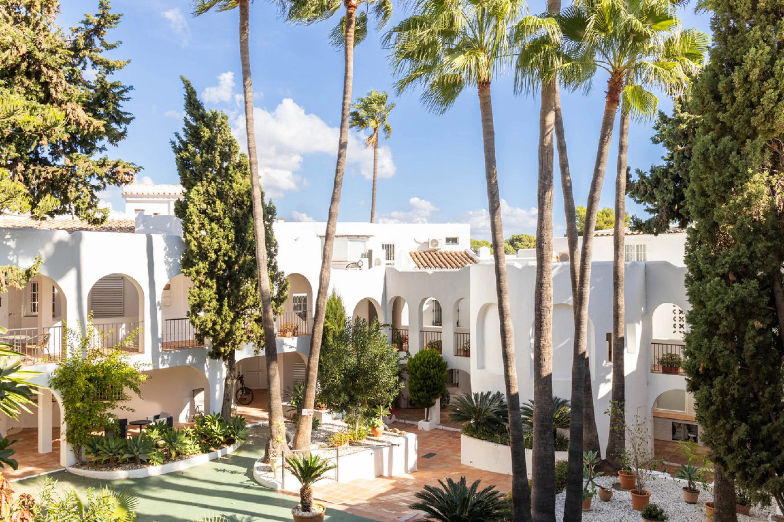 Welcome to this elegant 2-bedroom apartment, ideally positioned on the top floor in the heart of Nueva Andalucía—overlooking the renowned Aloha Golf Course and offering spectacular sea, mountain, and golf views. This thoughtfully renovated home combines m