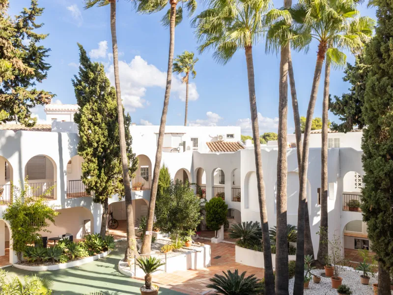 Welcome to this elegant 2-bedroom apartment, ideally positioned on the top floor in the heart of Nueva Andalucía—overlooking the renowned Aloha Golf Course and offering spectacular sea, mountain, and golf views. This thoughtfully renovated home combines m