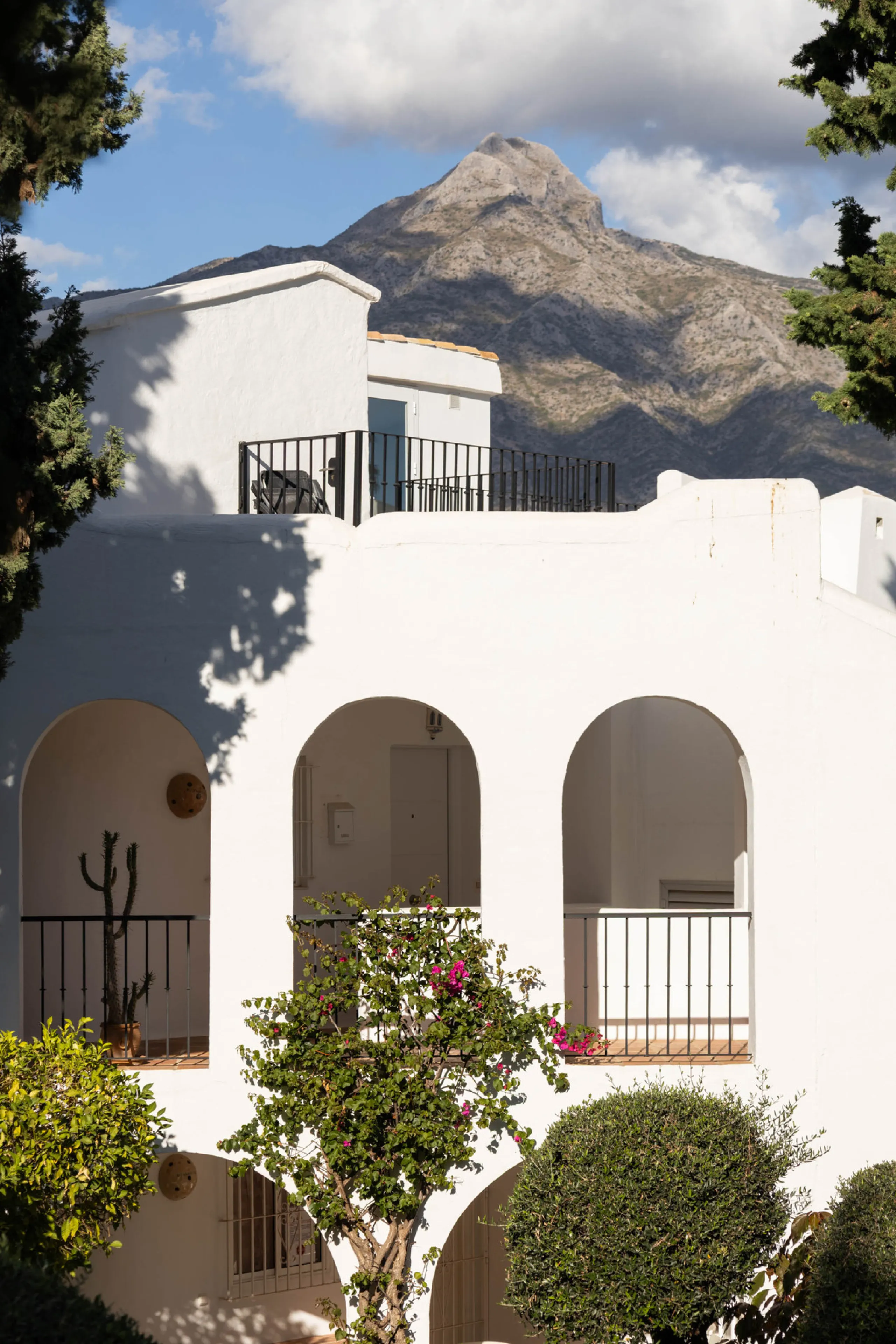 Welcome to this elegant 2-bedroom apartment, ideally positioned on the top floor in the heart of Nueva Andalucía—overlooking the renowned Aloha Golf Course and offering spectacular sea, mountain, and golf views. This thoughtfully renovated home combines m
