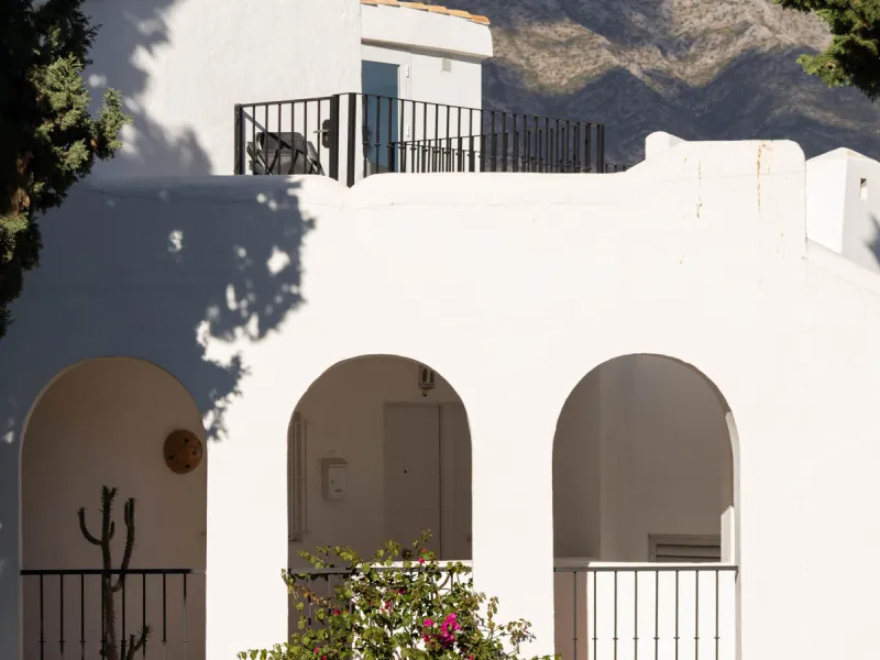 Welcome to this elegant 2-bedroom apartment, ideally positioned on the top floor in the heart of Nueva Andalucía—overlooking the renowned Aloha Golf Course and offering spectacular sea, mountain, and golf views. This thoughtfully renovated home combines m