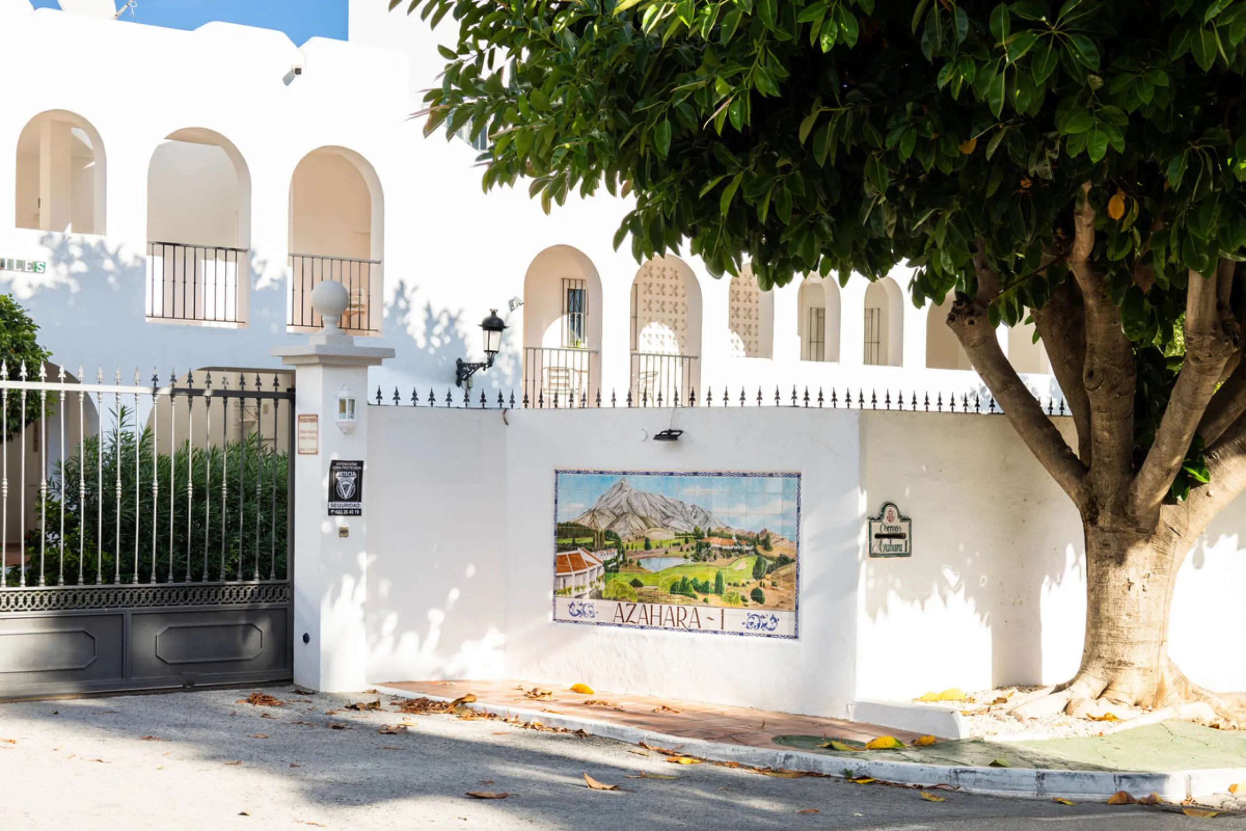 Welcome to this elegant 2-bedroom apartment, ideally positioned on the top floor in the heart of Nueva Andalucía—overlooking the renowned Aloha Golf Course and offering spectacular sea, mountain, and golf views. This thoughtfully renovated home combines m